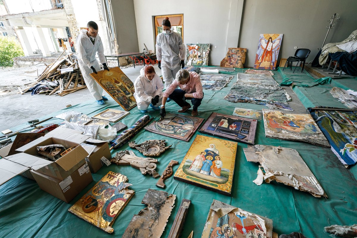 Workers sort through art and artefacts recovered from the bombed Boychuk Academy
Photo: Bohdan Poshyvailo, archive of the Maidan Museum/ACURE