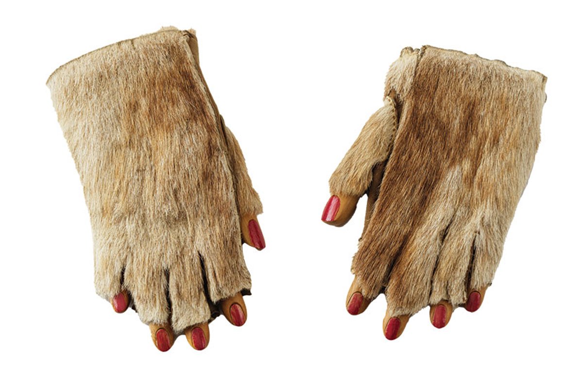 Handmade: Meret Oppenheim’s Pelzhandschuhe (fur gloves, 1936/84) Photo: Stefan Altenburger Photography Zürich; © 2021, ProLitteriss