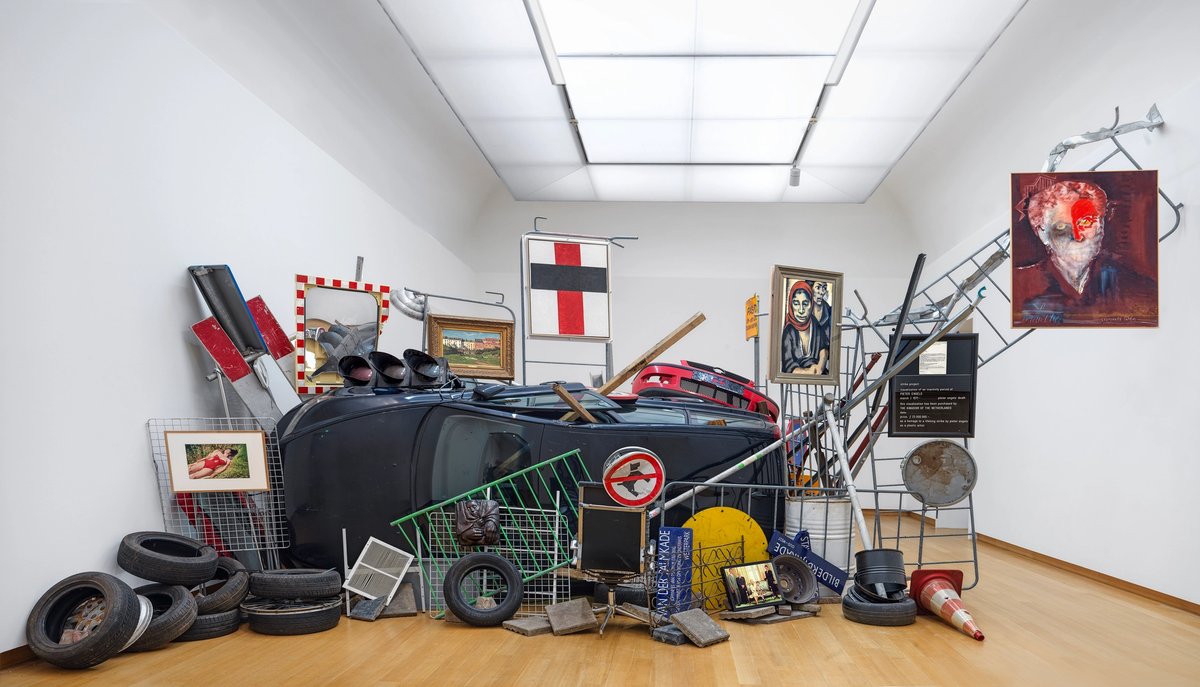 The sculpture is a barricade made of fencing, car wrecks, construction materials and other detritus, alongside works by Nan Goldin, Kazimir Malevich, and Käte Kollwitz
Installation view Ahmet Öğüt, Bakunin’s Barricade, 2015-2020, photo: Gert Jan de Rooij
