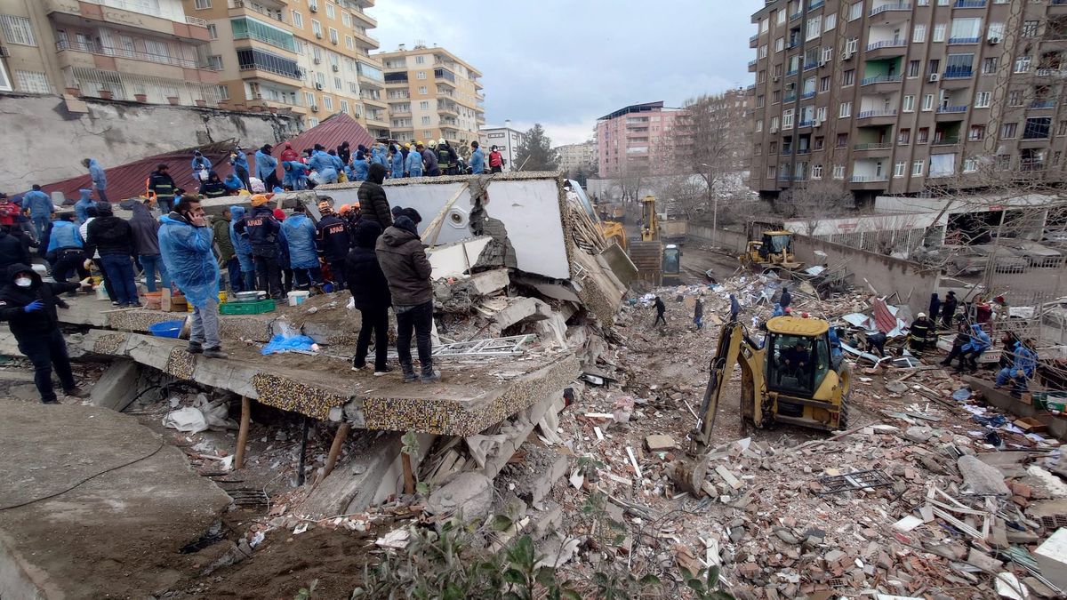 Rescue workers search the rubble of a collapsed building in Diyarbakır, Turkey Voice of America, via Wikimedia Commons