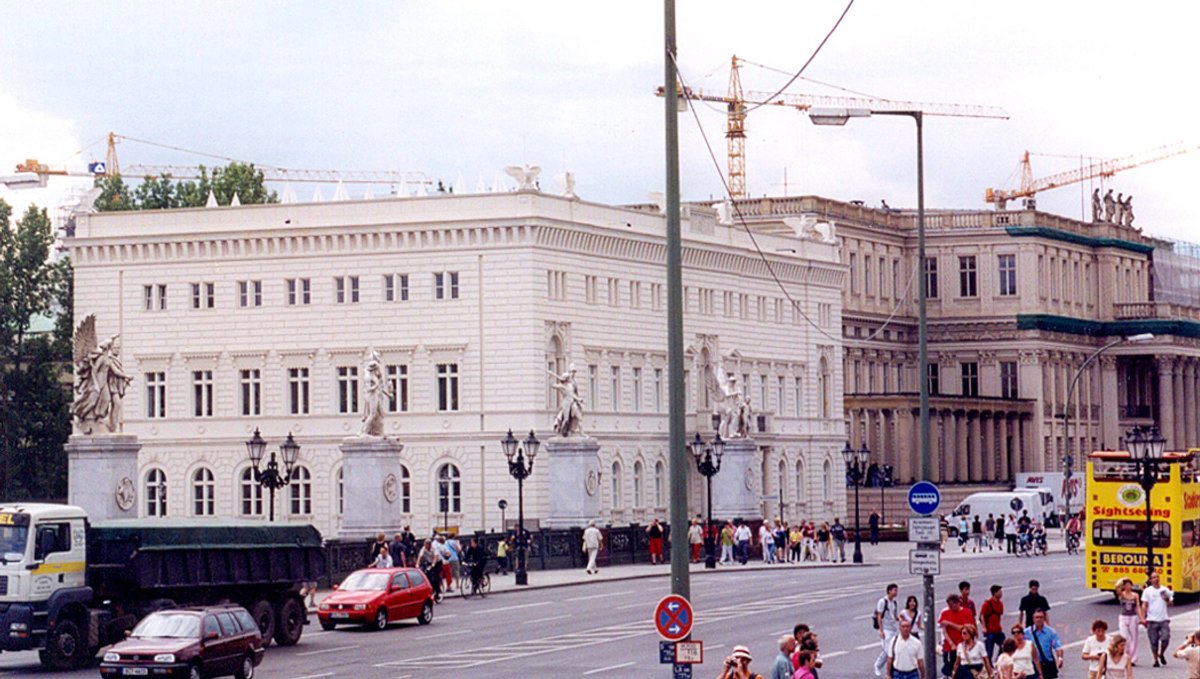 Alte Kommandantur and Kronprinzenpalais in Berlin, 2004 Photo: Roger W via Flickr