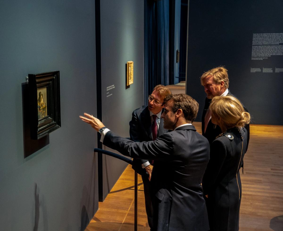Admiring The Lacemaker. Emmanuel Macron, President of France; Brigitte Macron; King Willem-Alexander and Taco Dibbits, General Director Rijksmuseum
Photo: Frank Sars / RVD