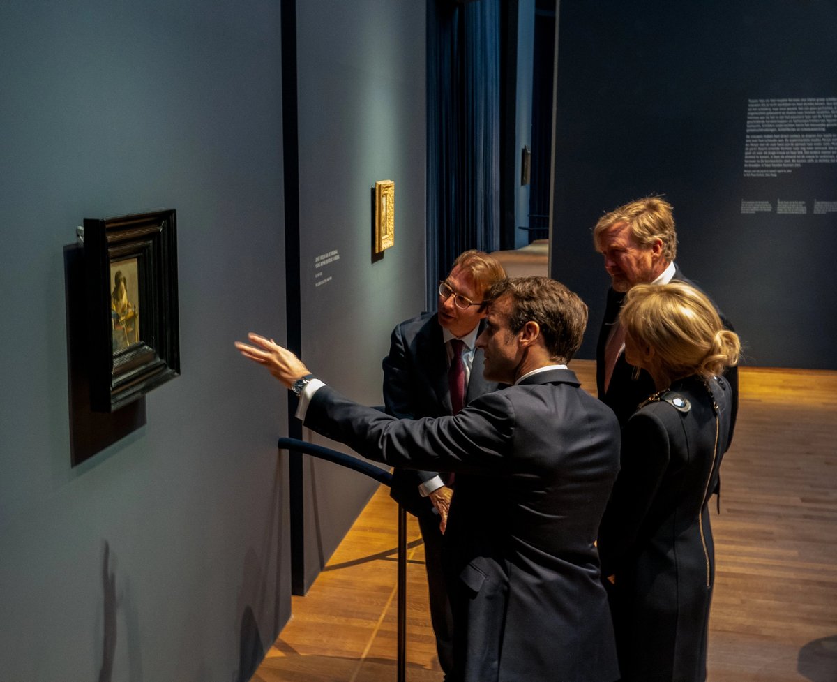 Admiring The Lacemaker. Emmanuel Macron, President of France; Brigitte Macron; King Willem-Alexander and Taco Dibbits, General Director Rijksmuseum
Photo: Frank Sars / RVD