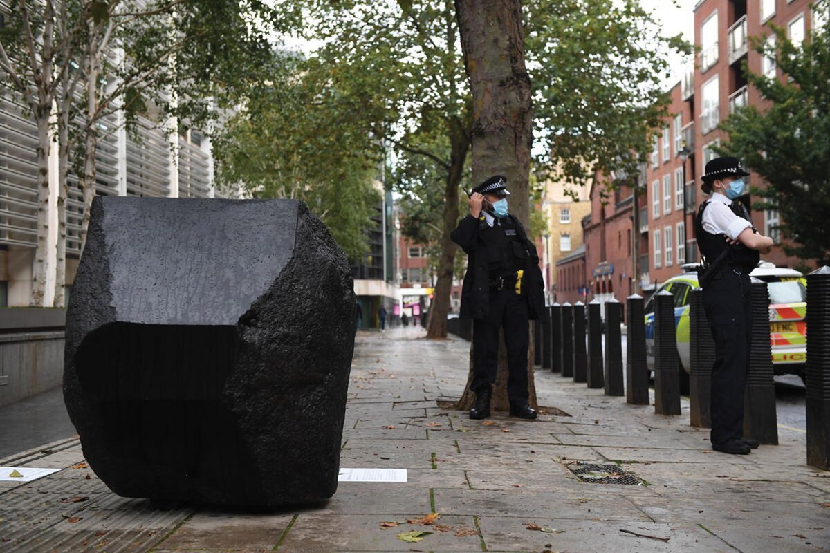Fiona Banner's Klang Full Stop outside a government department in London © Chris J Ratcliffe/Greenpeace