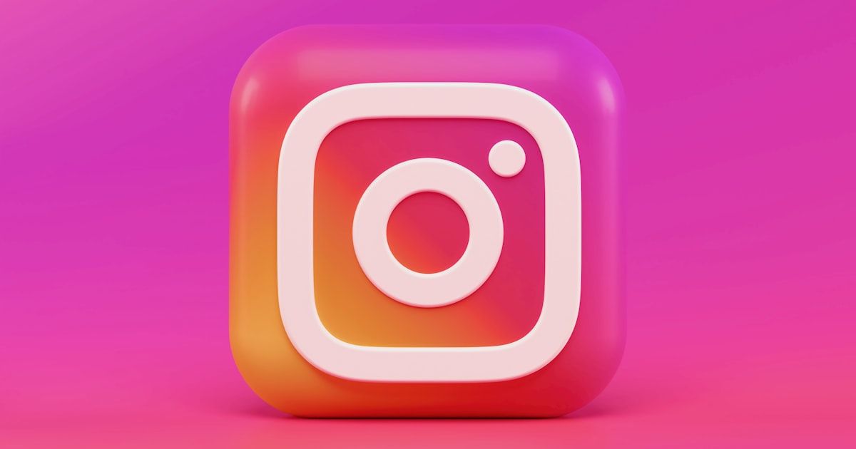 Smartphone affichant l'interface Instagram avec des notifications