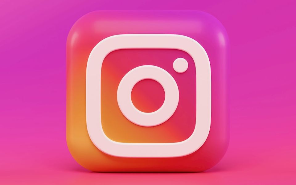 Smartphone affichant l'interface Instagram avec des notifications