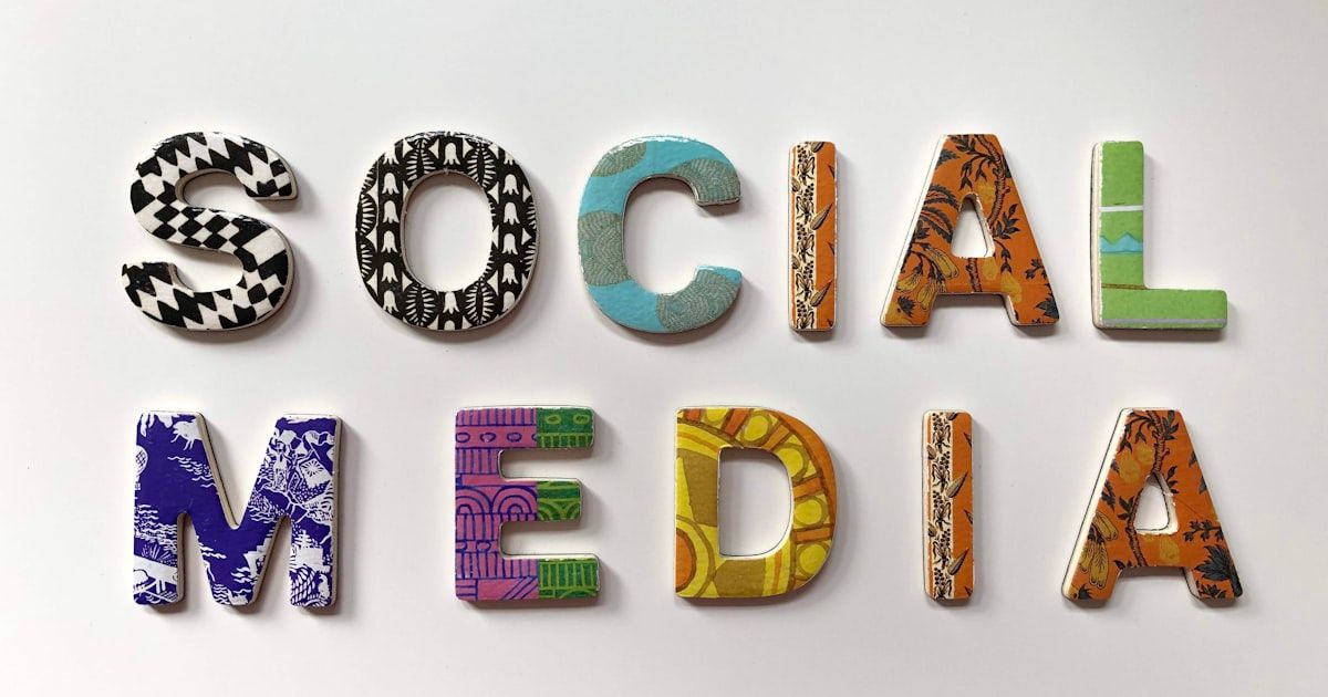 Mosaïque d'écrans montrant différentes plateformes sociales et de recherche