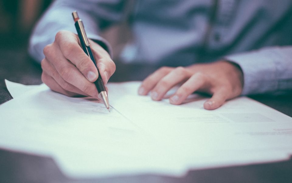 Checklist professionnelle avec des cases cochées sur un bureau de travail