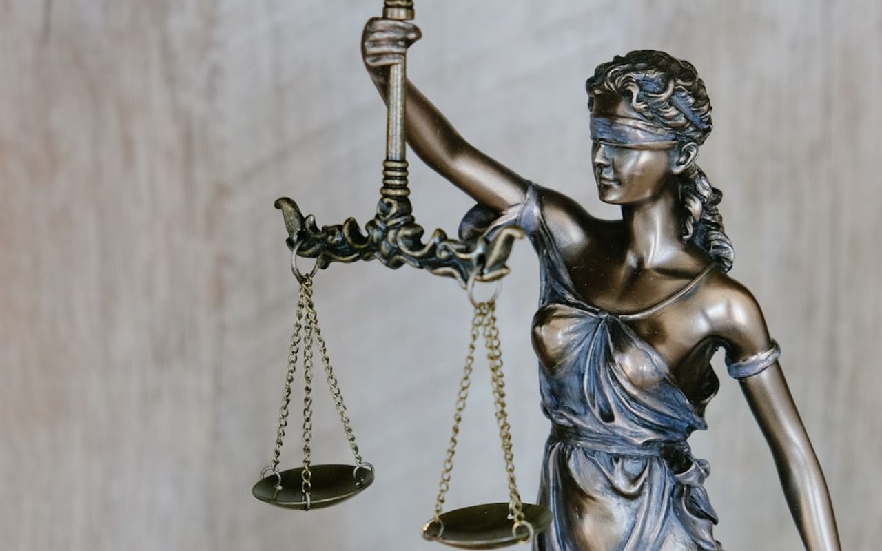 Bureau d'avocat ou de notaire avec des documents juridiques et un ordinateur portable affichant une interface IA