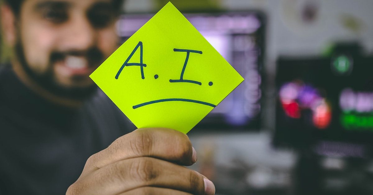 Robot humanoïde interagissant avec des emails sur un écran digital