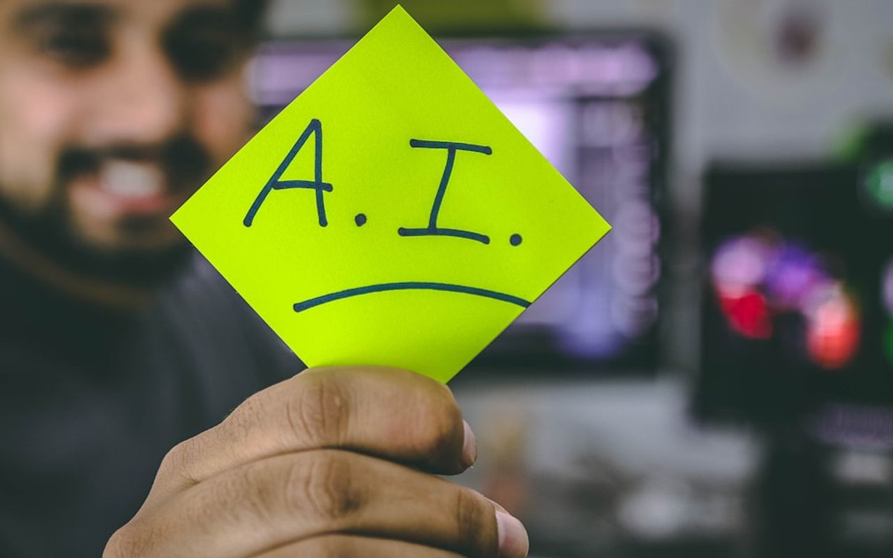 Robot humanoïde interagissant avec des emails sur un écran digital