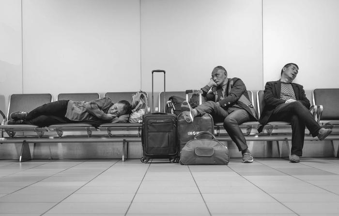 Schlafrekord: Drei Männer wartend und schlafend