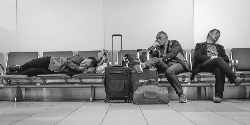 Schlafrekord: Drei Männer wartend und schlafend
