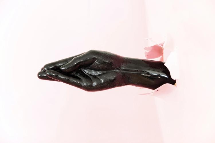 Statue Hand durchstößt Wand
