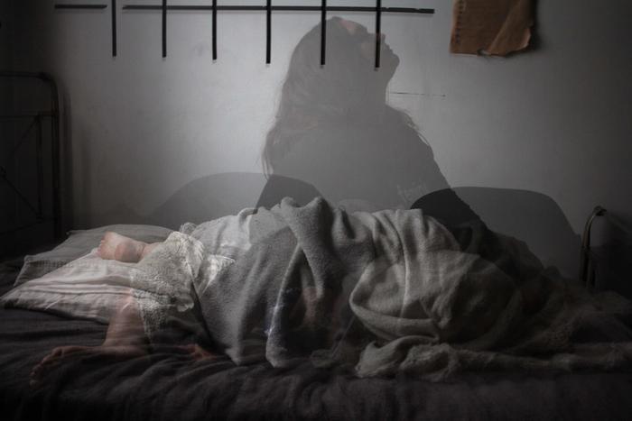 Schlafstörungen und Depressionen: Frau im Bett. 