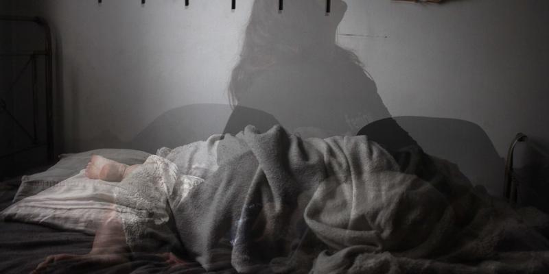 Schlafstörungen und Depressionen: Frau im Bett. 