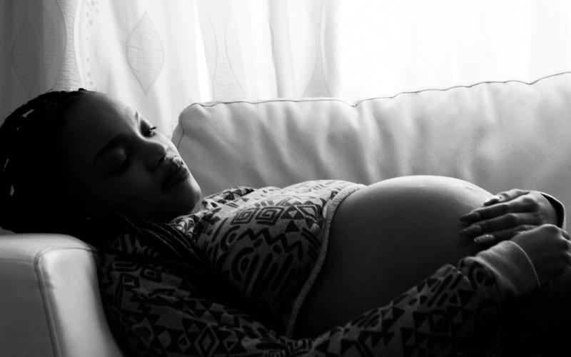 Schlaftipps: schwangere Frau, liegend.