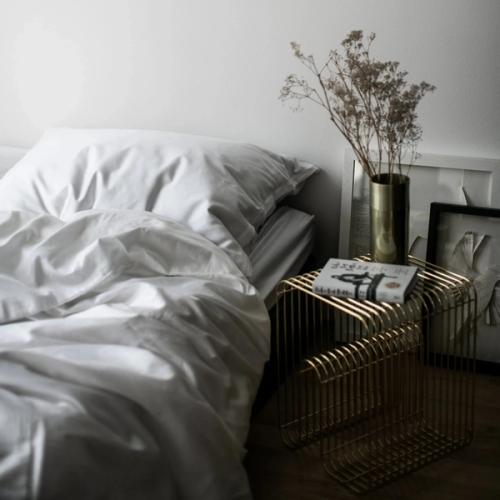 Bild mit weißer Bettwäsche