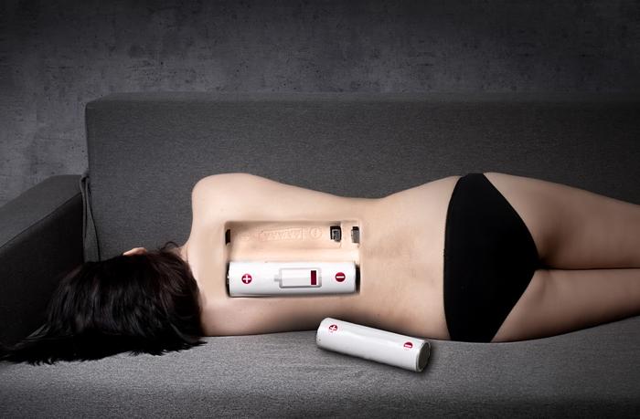 Schlafende Frau mit Batterie im Rücken 