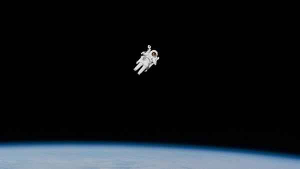 Astronaut*in im Weltraum