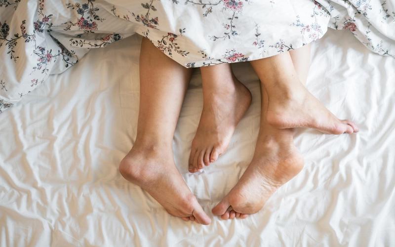 Sex und Schlaf Füße im Bett