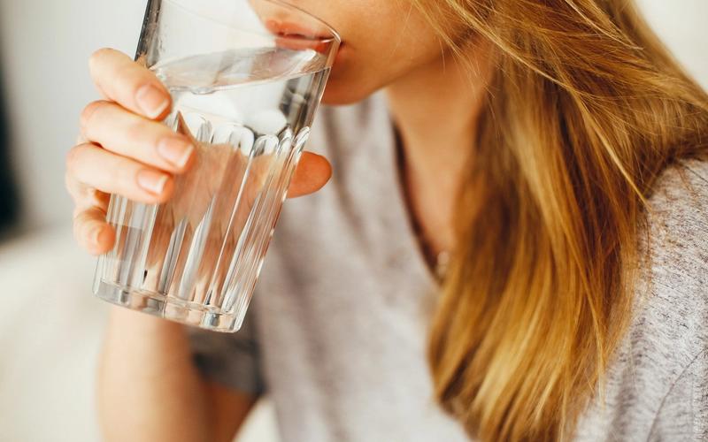 Tipps Kater Wasser trinken Frau Wasserglas