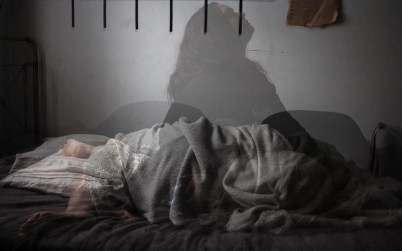 Frau im Bett, schlaflos: Einsamkeit und Schlaf