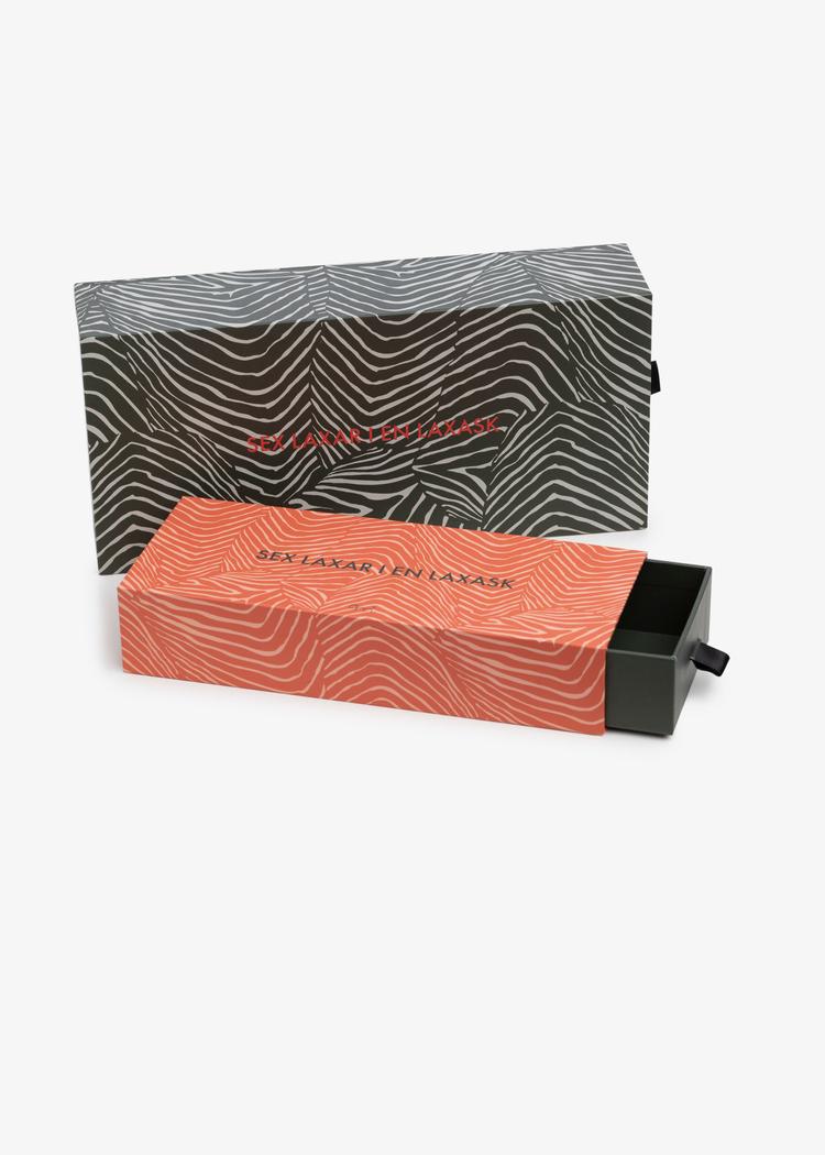 Secondary product image for "Sex laxar i en laxask Presentkartong Orange Liten 25x10x5"