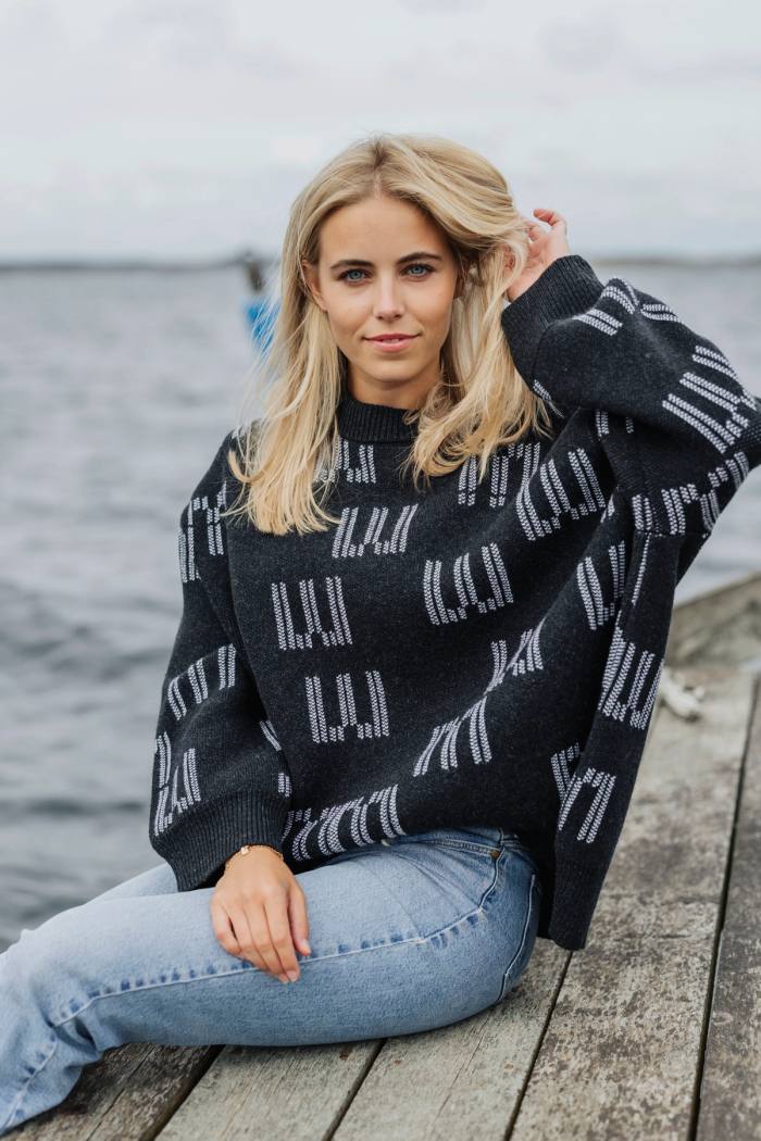 Secondary product image for "EM Stickad Tröja Svart"