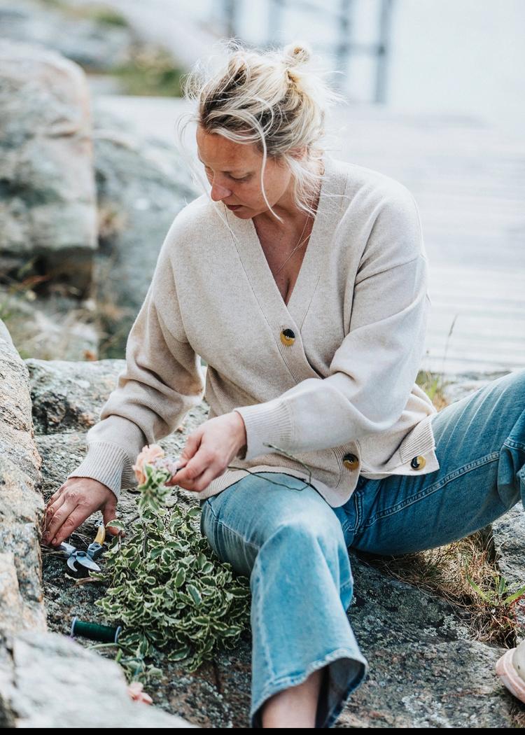 Secondary product image for "Signe Cardigan Swansdown"