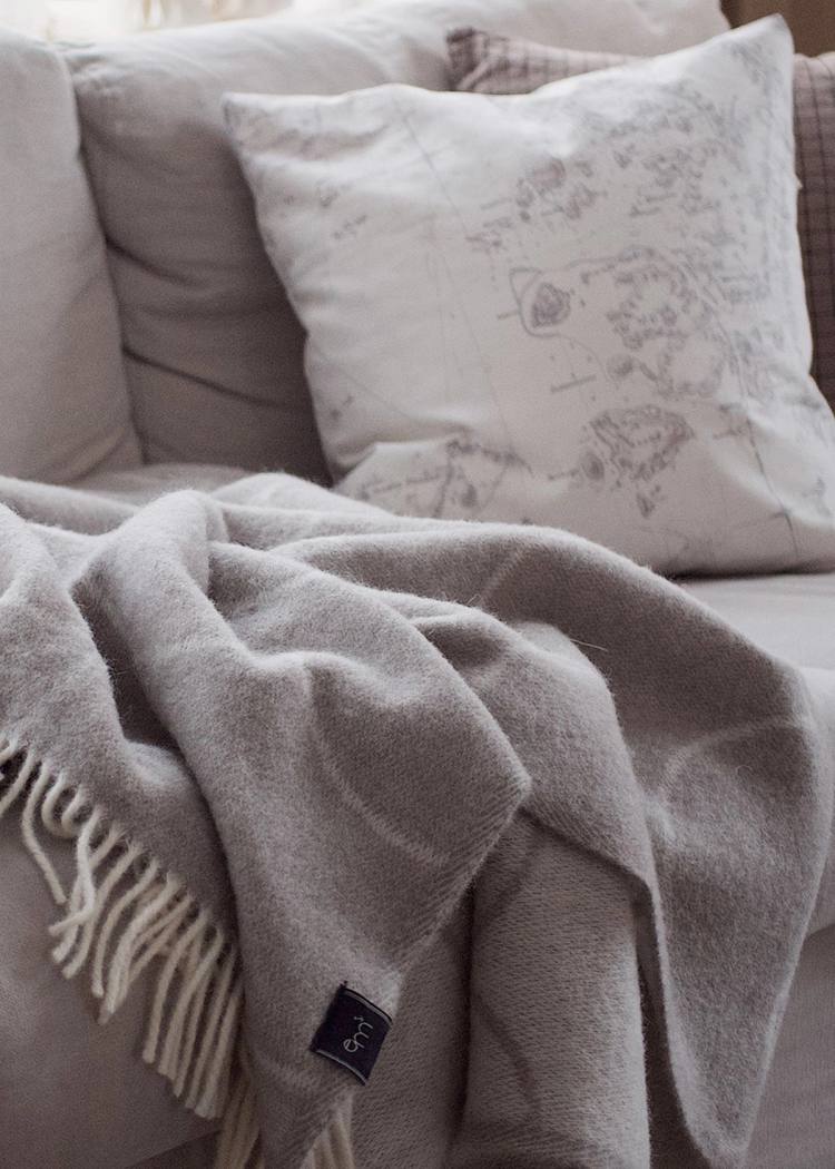 Secondary product image for "Wool Blanket Wave Mole"