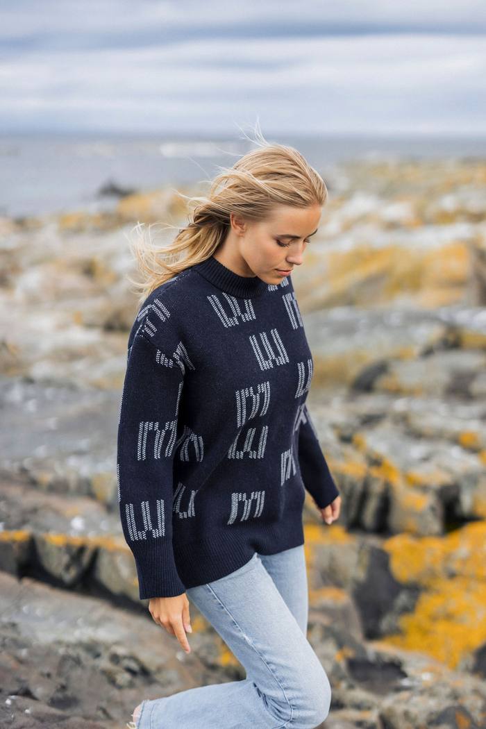 Secondary product image for "EM Stickad Tröja Navy"