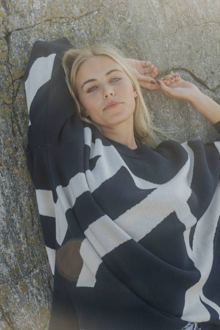 Secondary product image for "Brygg stickad tröja Navy"