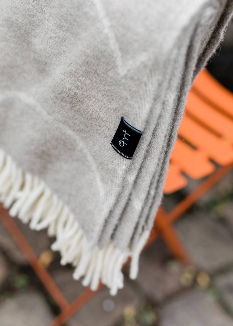 Secondary product image for "Wool Blanket Wave Mole"