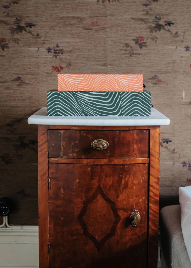 Secondary product image for "Sex laxar i en laxask Presentkartong Grön Stor 30x14x7"