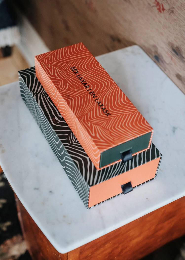 Secondary product image for "Sex laxar i en laxask Presentkartong Orange Liten 25x10x5"