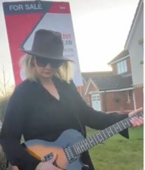 Dundee Agent's Musical Stunt to Sell House