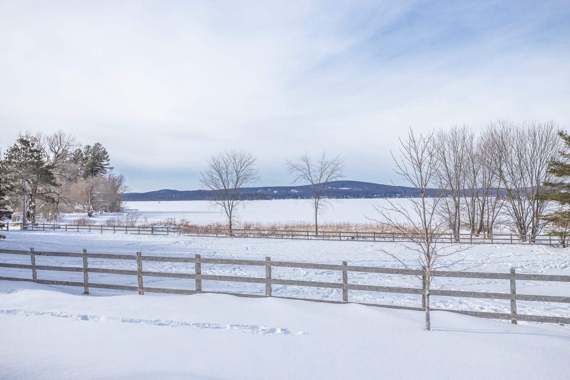 Chalet au bord du lac avec trois chambres