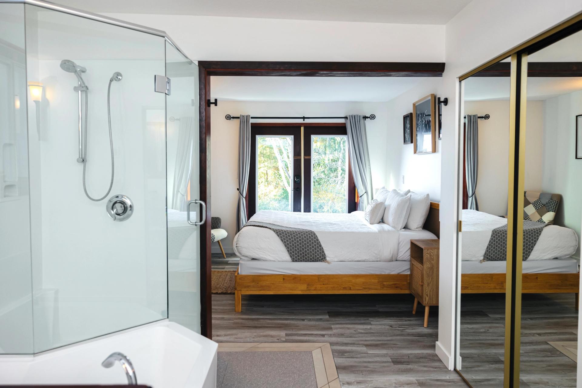 Tofino Oceanfront Hotel Suite 3