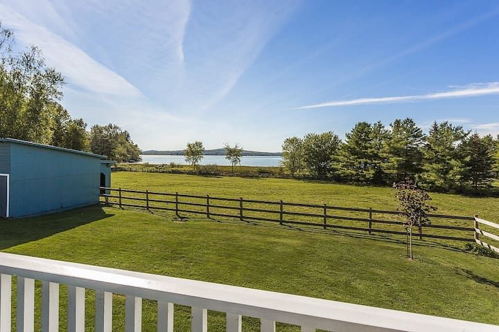 Chalet au bord du lac avec trois chambres