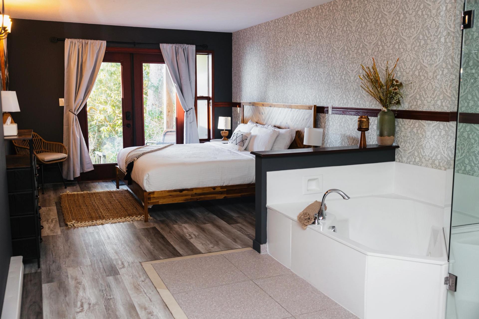 Tofino Oceanfront Hotel Suite 2