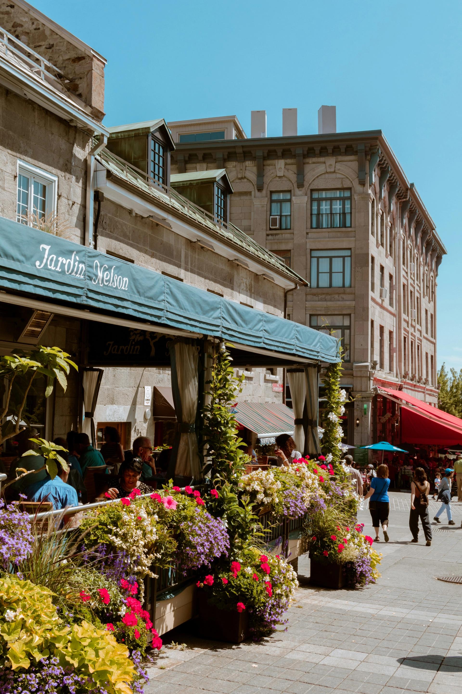 Café dans le Vieux-Montréal avec des fleurs