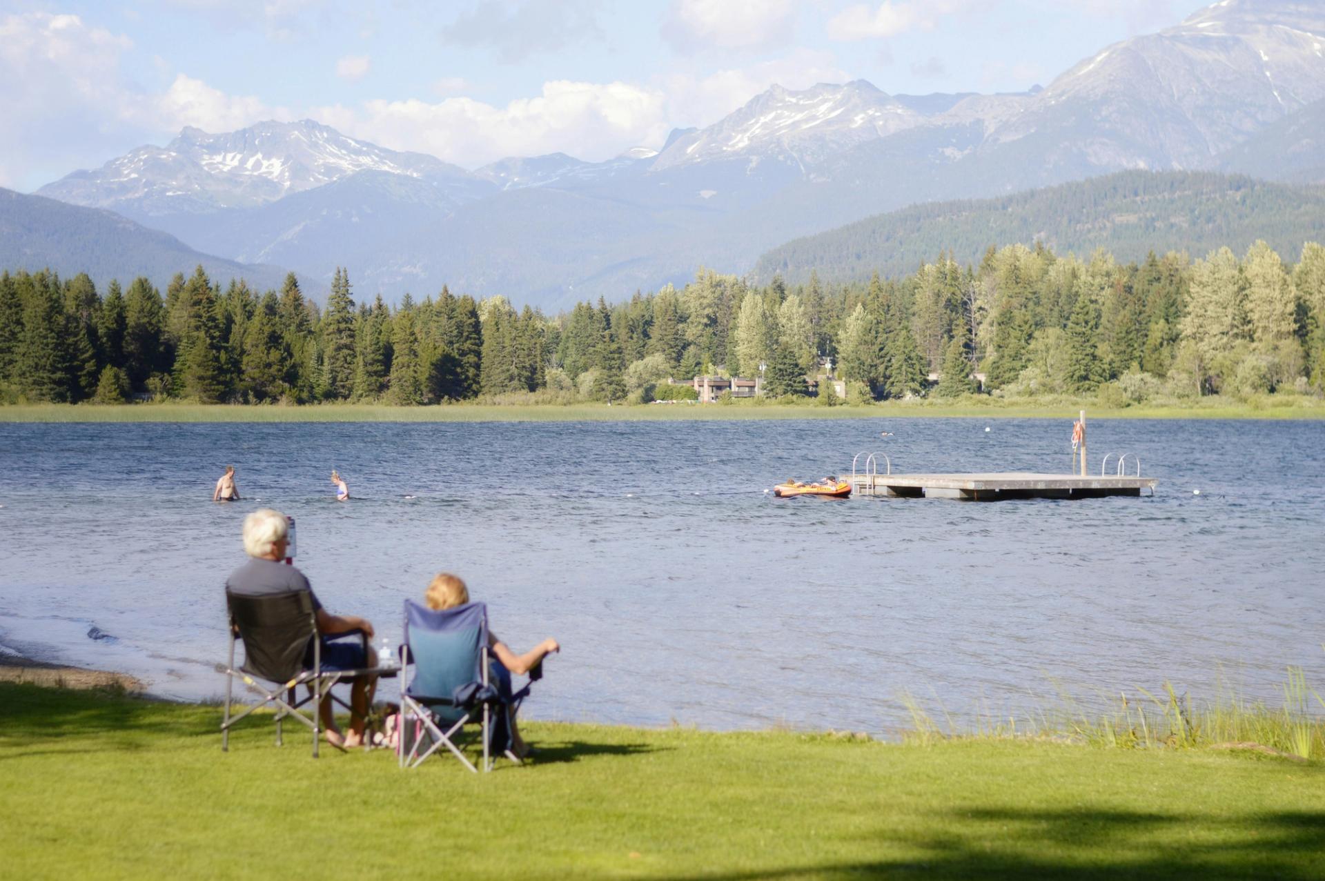 Couple assis sur des chaises de camping sur le lac Alta