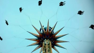 People enjoying a ride at La Ronde