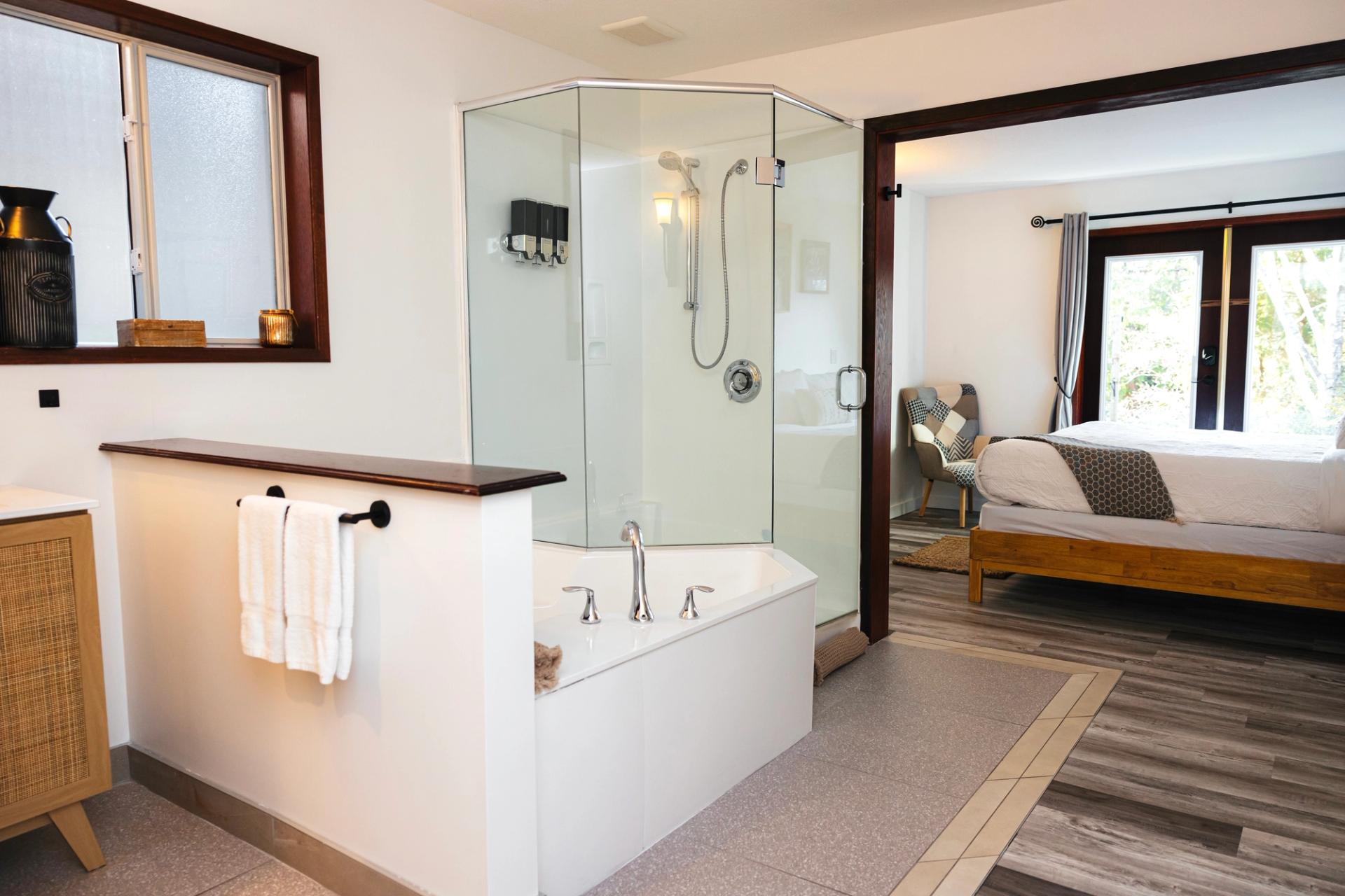 Tofino Oceanfront Hotel Suite 3