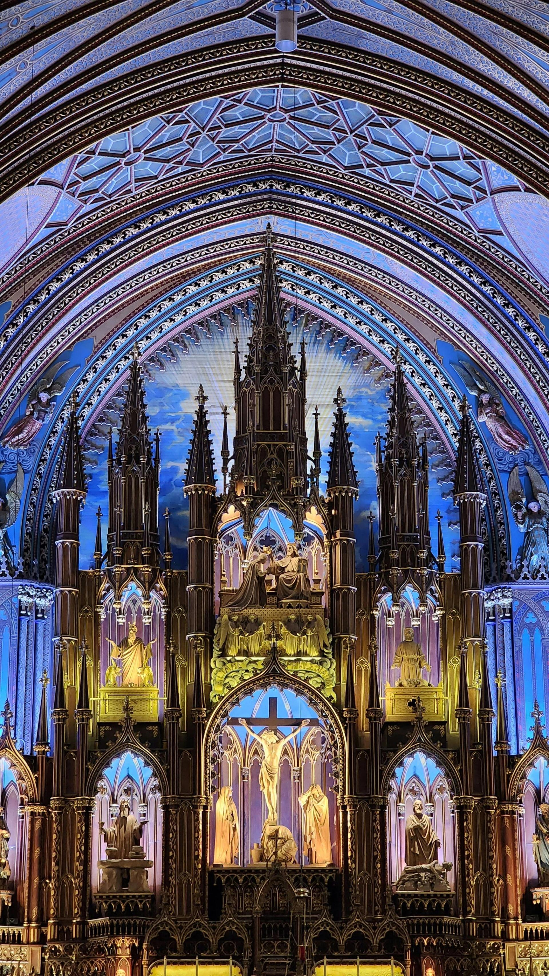 À l'intérieur de la basilique Notre-Dame de Montréal