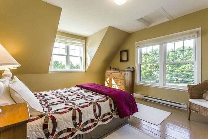 Chalet au bord du lac avec trois chambres