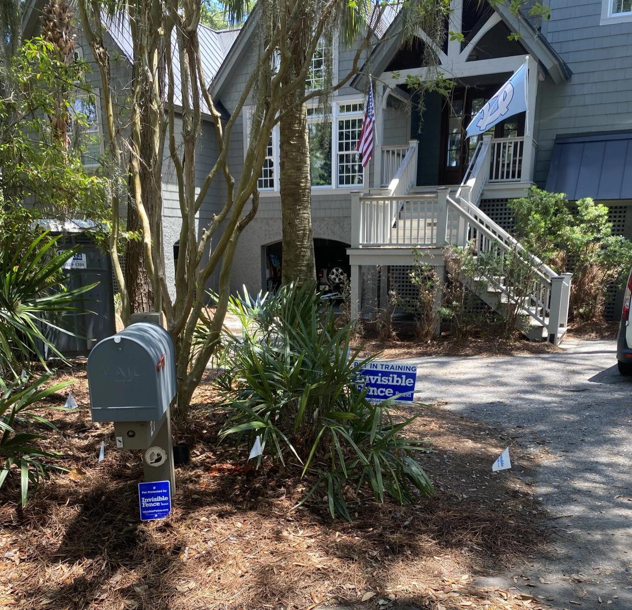 pet protected by invisible fence sign in coastal carolina yard