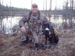 Doug dirige des laboratoires depuis plus de 22 ans et aide les gens à établir une connexion entre eux et leur chien. Il aime faire participer ses laboratoires et les chiens de ses clients à des tournois de chasse et d'épreuves de flushing, et à tirer sur toutes sortes d'oiseaux avec mes laboratoires. Doug pense qu'être engagé dans l'entraînement...