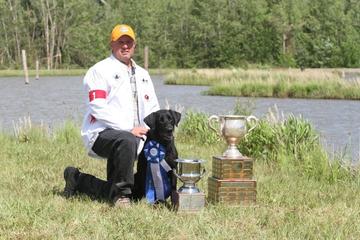 homme et chien et trophées